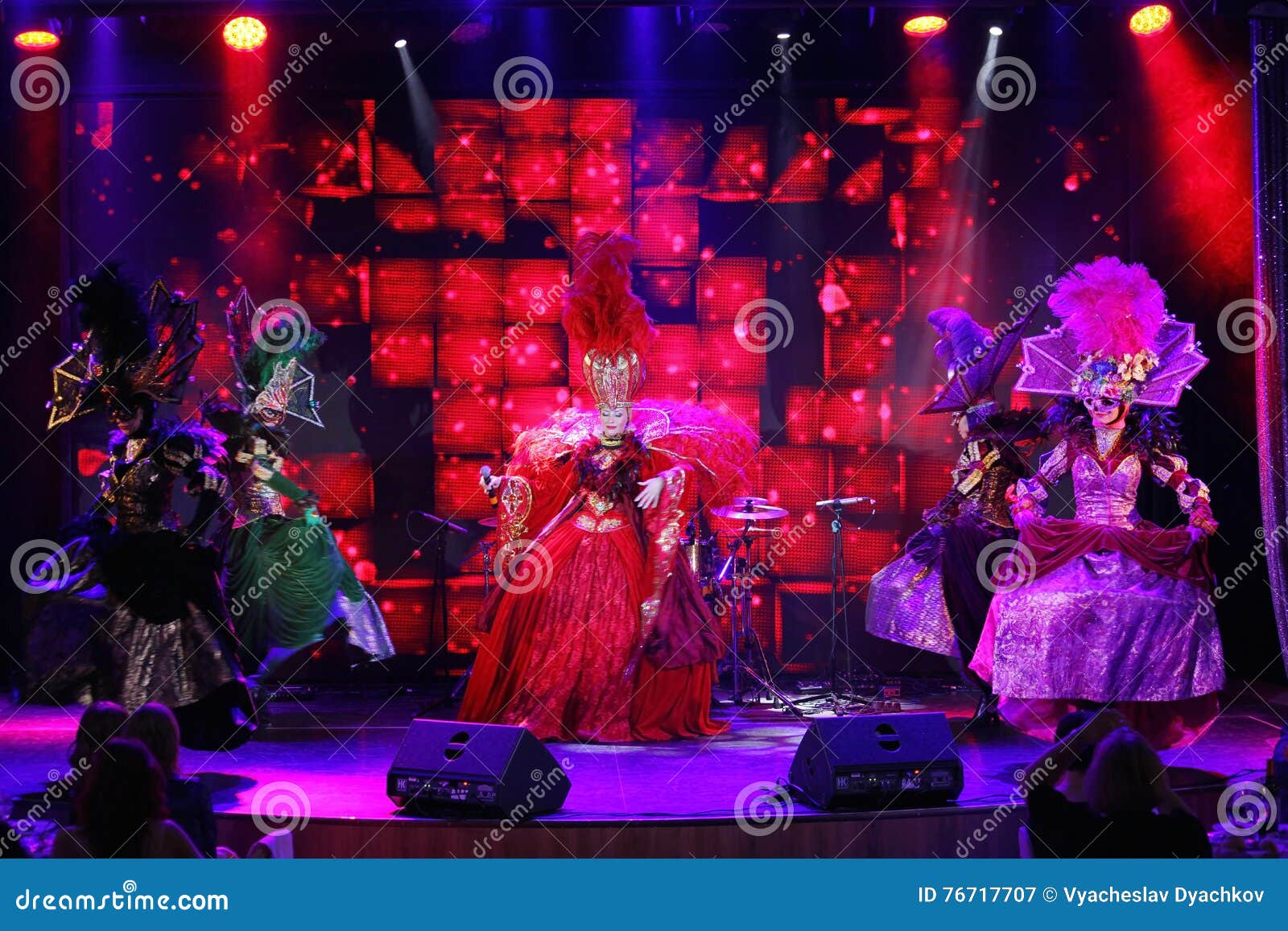 Το ύφος παρισινό cabaret Στη σκηνή σε μια θεαματική επίδειξη του μουσικού πρωθυπουργού θεάτρων. Στο στάδιο ενός νυχτερινού κέντρου διασκέδασης Ολυμπία, Άγιος Πετρούπολη, Ρωσία, Ευρώπη 21/05/2016 Η πρεμιέρα επίδειξη-μπαλέτου οργανώθηκε το 2006 στη Αγία Πετρούπολη, χορογράφος Vasily Kirov Η σφραγίδα του ΠΡΩΘΥΠΟΥΡΓΟΥ επίδειξη-μπαλέτου είναι ένας συνδυασμός χορού: τρυφερότητα και πάθος, ενέργεια και ειδύλλιο, της αγάπης και του μίσους, της αισθησιασμού και της αξιοπρέπειας Ο πρωθυπουργός περιλαμβάνει τις καλύτερες παραδόσεις μουσικού θεάτρου! Με το πλούσιο ρεπερτόριό του, το ακροατήριο θα είναι σε θέση να είναι στο καρναβάλι στο Ρίο ντε Τζανέιρο, για να αξιολογήσει την ερμηνεία και το μυστήριο του βασιλικού δικαστηρίου στην ενετική μεταμφίεση σε μια στιγμή για να δει τον παρισινό τετράχορο και ένα πραγματικό γαλλικό κανκάν! Τα πολυτελή φτερά παρουσιάζουν μόνο εδώ, στο ρουζ Moulin! Τα λατρευτά ballerinas θα πάρουν όλα στα φτερά του Firebird στον κόσμο των ρωσικών παραμυθιών! Παρουσιάστε ότι ΑΡΧΑΙΟΤΕΡΟ â€ «είναι η καλύτερη παράδοση μουσικού θεάτρου! Παρουσιάστε ΑΡΧΑΙΟΤΕΡΟ â€ «που είναι κομψότητα και επιείκεια, πάθος και αγάπη!