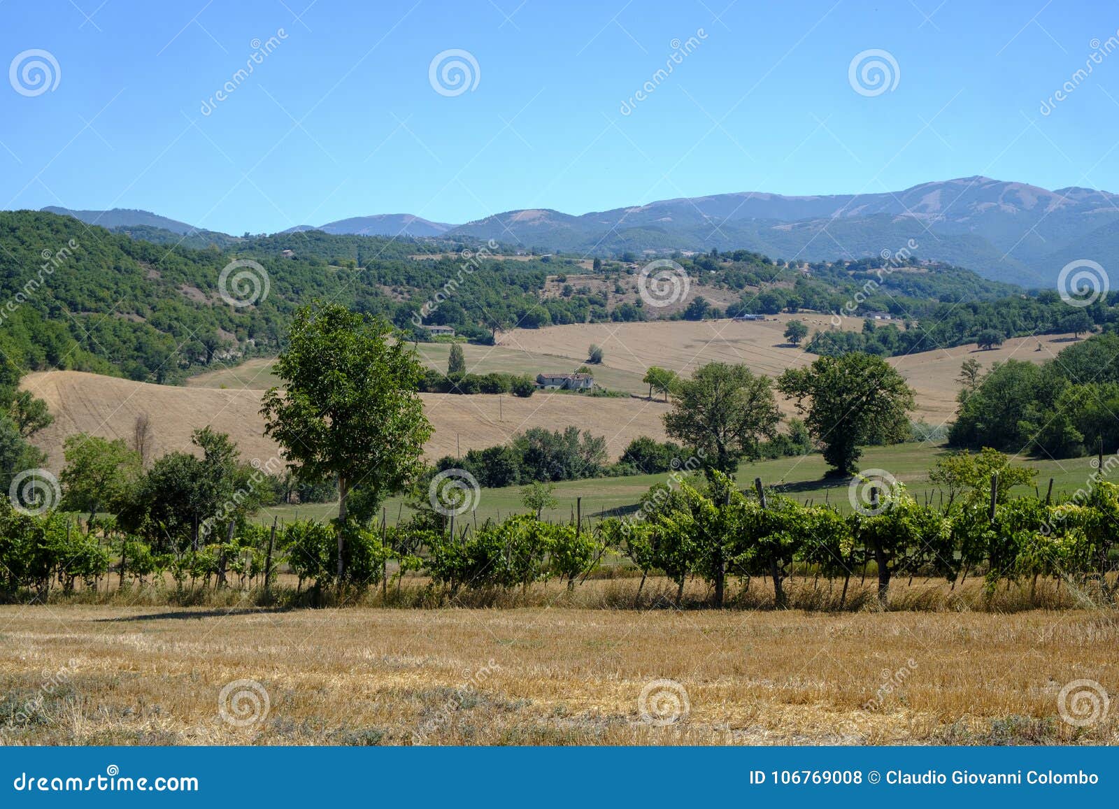 Τοπίο χώρας μεταξύ Rieti Λάτσιο και Terni Ουμβρία. Τοπίο χώρας στο καλοκαίρι μεταξύ Rieti Λάτσιο και Terni Ουμβρία, Ιταλία στο καλοκαίρι