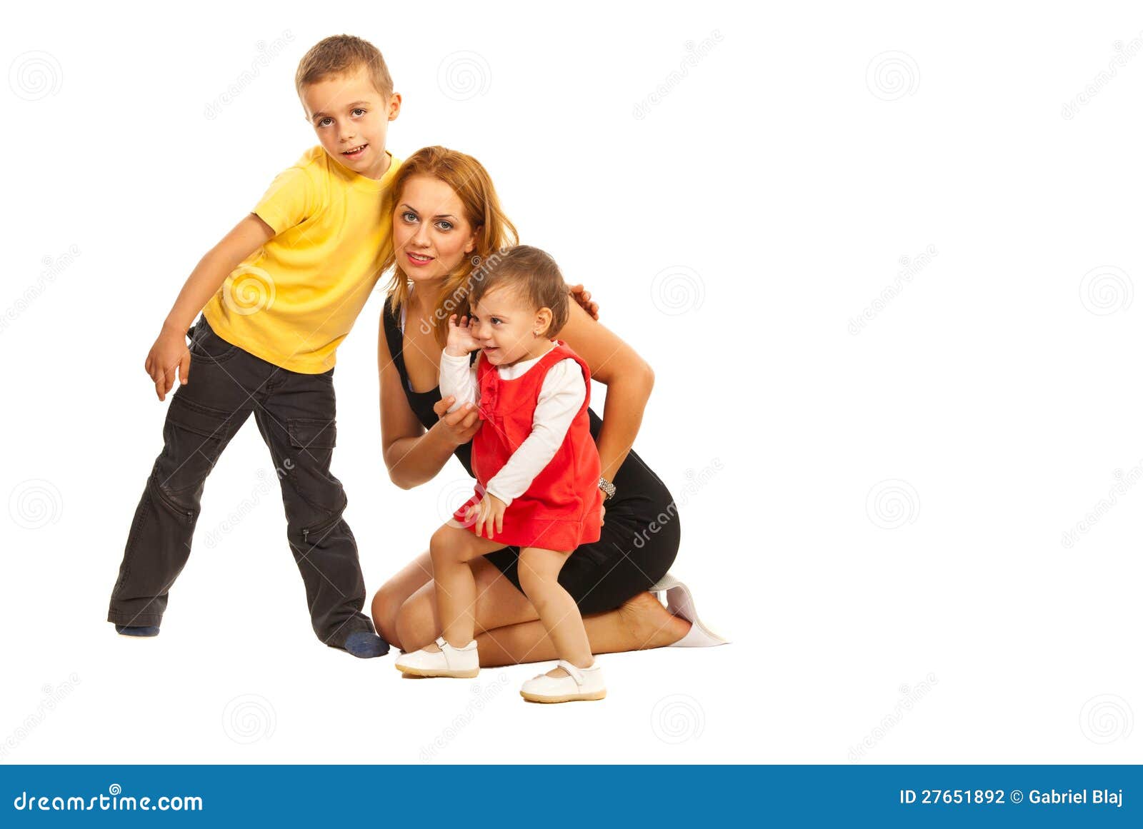 Τοποθέτηση μητέρων με δύο κατσίκια. Ευτυχής συνεδρίαση μητέρων στο πάτωμα και αγκάλιασμα του γιου και της κόρης της που απομονώνονται στην άσπρη ανασκόπηση
