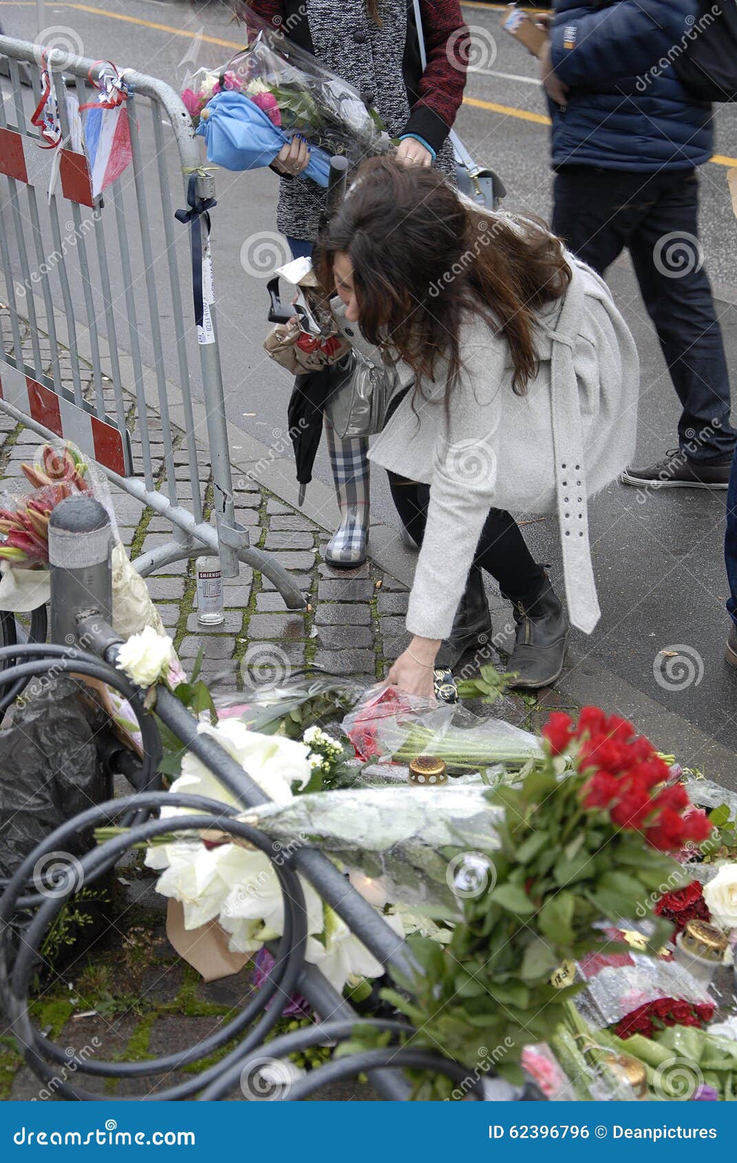 ΤΡΟΜΟΣ ΠΟΥ ΕΠΙΤΙΘΕΤΑΙ ΣΕ PARIS_COPENHAGEN ΔΑΝΊΑ. Η γαλλική πρεσβεία φρουράς στάσεων αστυνομίας της Κοπεγχάγης/της Δανίας _στις 16 Νοεμβρίου 2015 _Danish και η γαλλική σημαία στο μισό ιστό στην πρεσβεία και οι άνθρωποι προσεύχονται και βάζοντας τα λουλούδια σε γαλλικό Emassy για την υποστήριξη και solidarty με τους γαλλικούς λαούς Terrorit που επιτίθεται στο Παρίσι Γαλλία