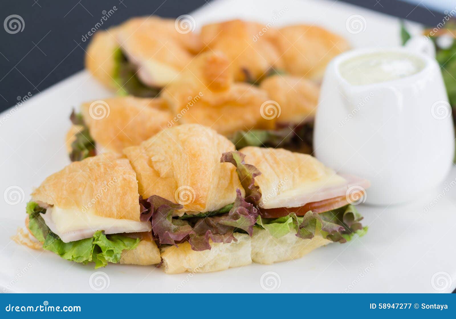 Υγιές croissant σάντουιτς. Κινηματογράφηση σε πρώτο πλάνο της υγιούς στήριξης σάντουιτς σαλάτας croissant
