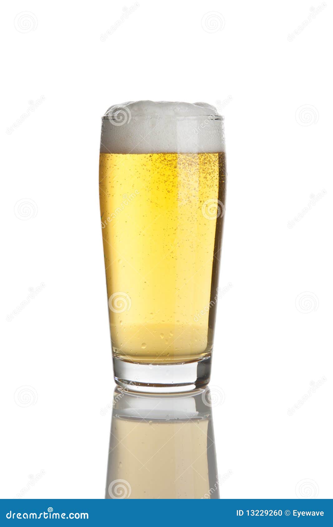 φρέσκος ξανθός γερμανικό&sigm. φρέσκο απομονωμένο γυαλί λευκό ξανθού γερμανικού ζύού μπύρας ανασκόπησης