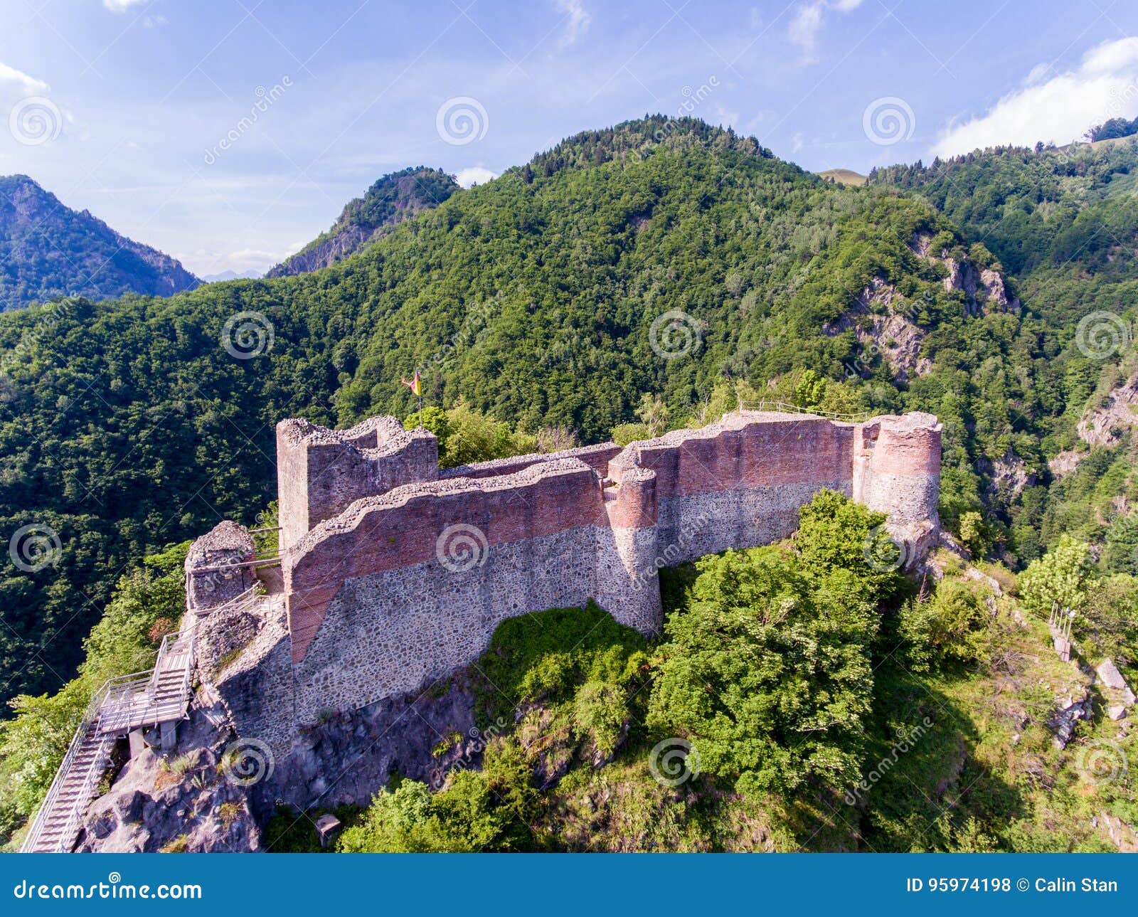 Φρούριο Poenari κοντά σε Arefu Vlad το Impaler Castle σε Transylv. Φρούριο Poenari κοντά σε Arefu Vlad το Impaler Castle στην Τρανσυλβανία