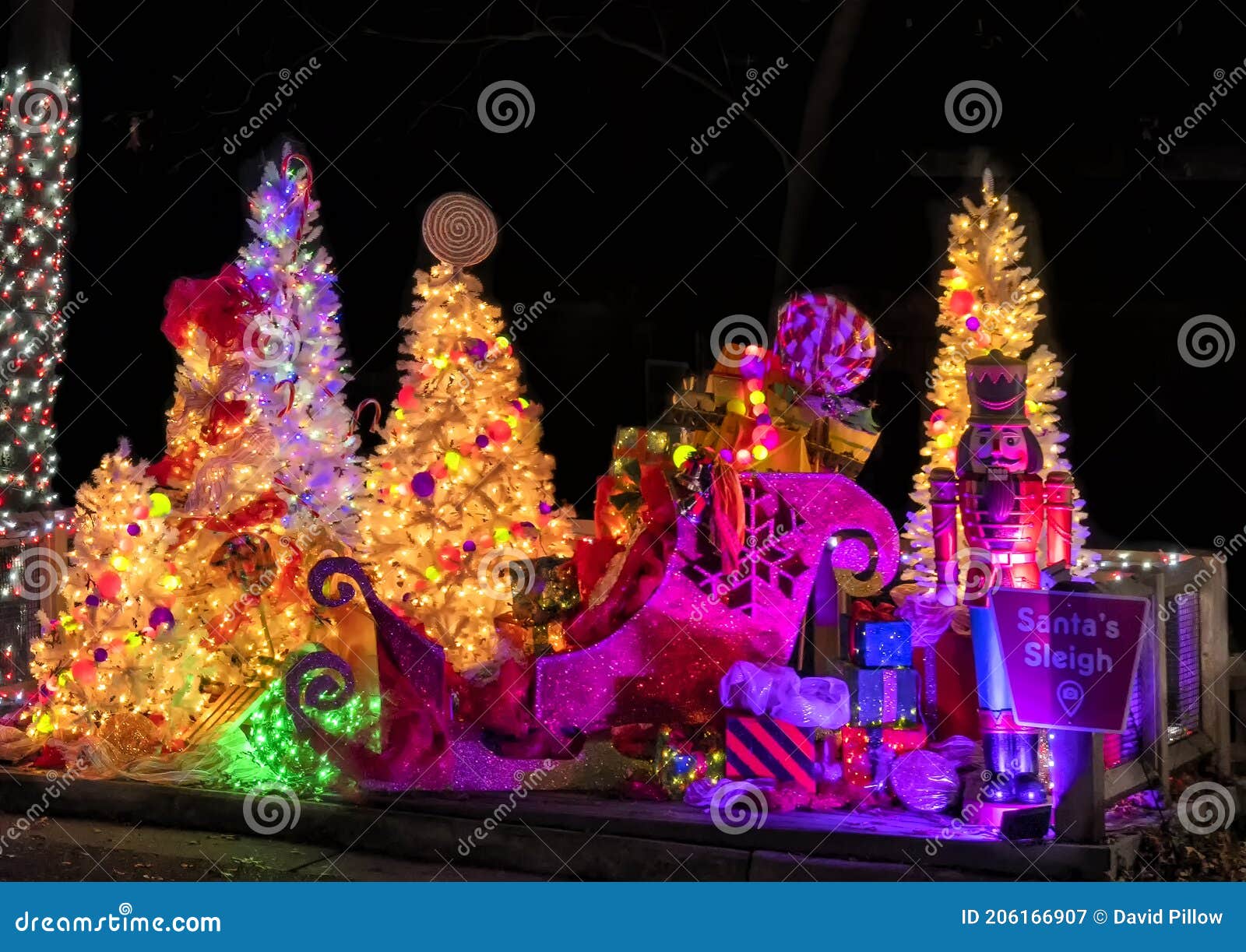 φωτεινή οθόνη Santas Slegh τη νύχτα στο ζωολογικό κήπο Dallas στο τέξας 