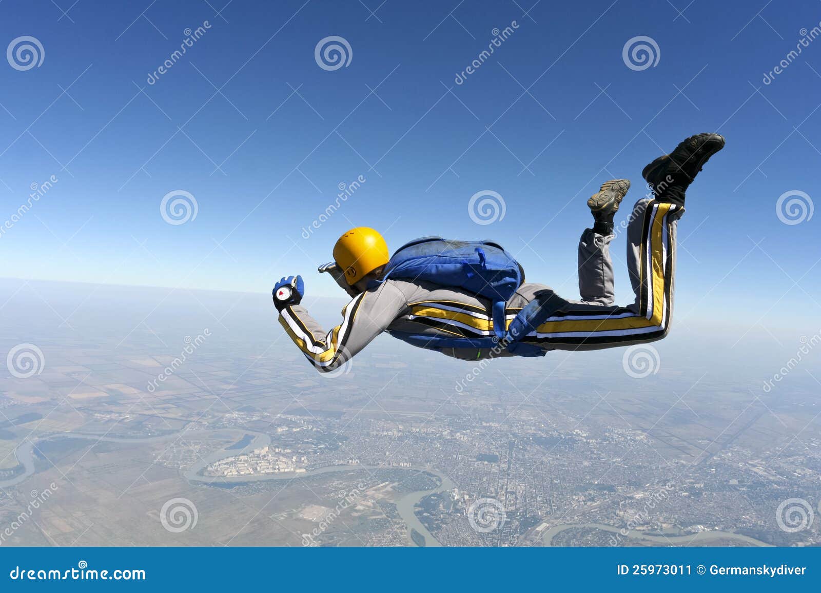 Φωτογραφία ελεύθερων πτώσεων με αλεξίπτωτο. Ο σπουδαστής εκτελεί τη στοιχειώδη εργασία skydiver freefall.