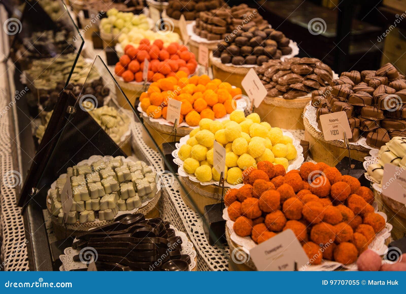 Χειροποίητα γλυκά σοκολάτας στο κατάστημα Lviv ` s, Ουκρανία
