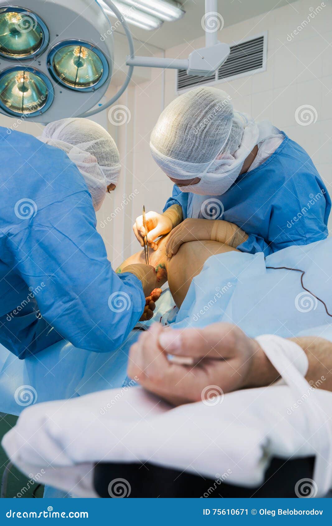 χειρούργοι. Δύο πραγματοποιημένη γιατροί χειρουργική επέμβαση στο πόδι του