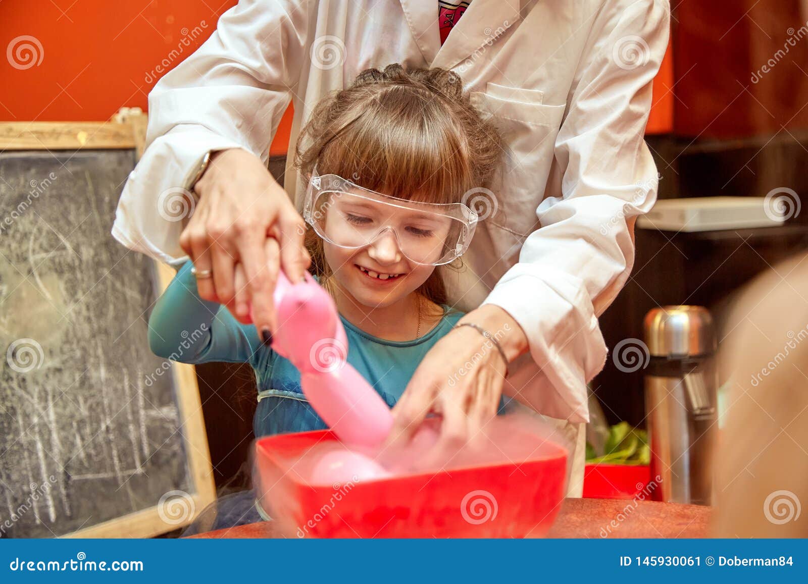 Χημικός παρουσιάστε για τα παιδιά Ο καθηγητής πραγματοποίησε τα χημικά πειράματα με το υγρό άζωτο στο μικρό κορίτσι γενεθλίων