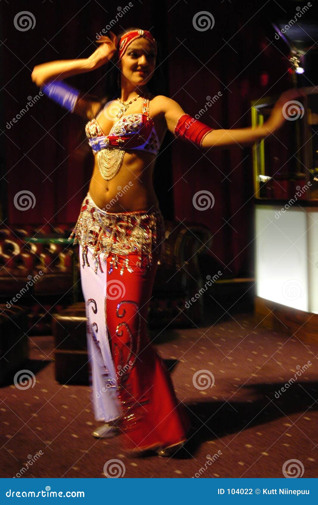 χορευτής Ασιάτης. επαγγελματικός νύχτας σιταριού λάμψης χορευτών λεσχών κοιλιών που καλύπτονται μερικούς
