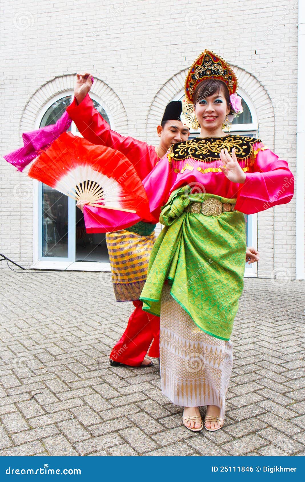 χορός $θμαλαισιανός. δίκαια τρόφιμα Χάγη μαλαισιανές Κάτω Χώρες πρεσβειών χορευτών του 2012