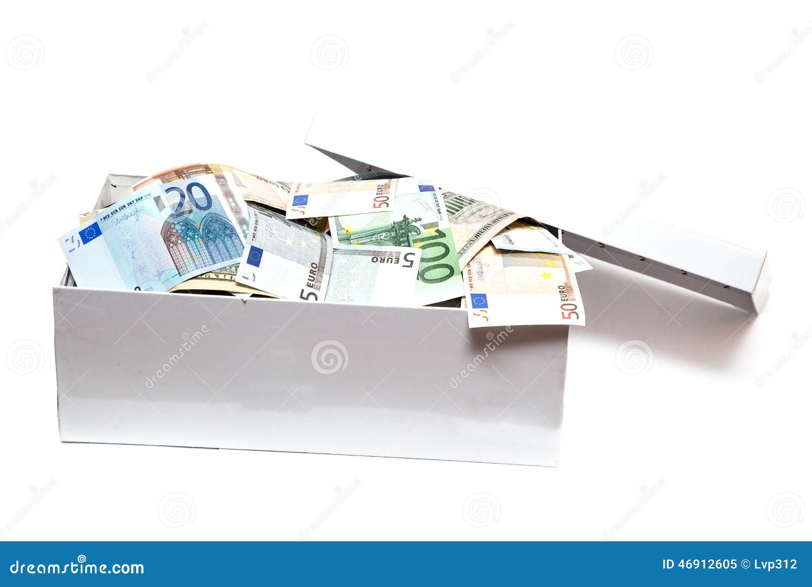 Χρήματα σε ένα κιβώτιο στο άσπρο υπόβαθρο
