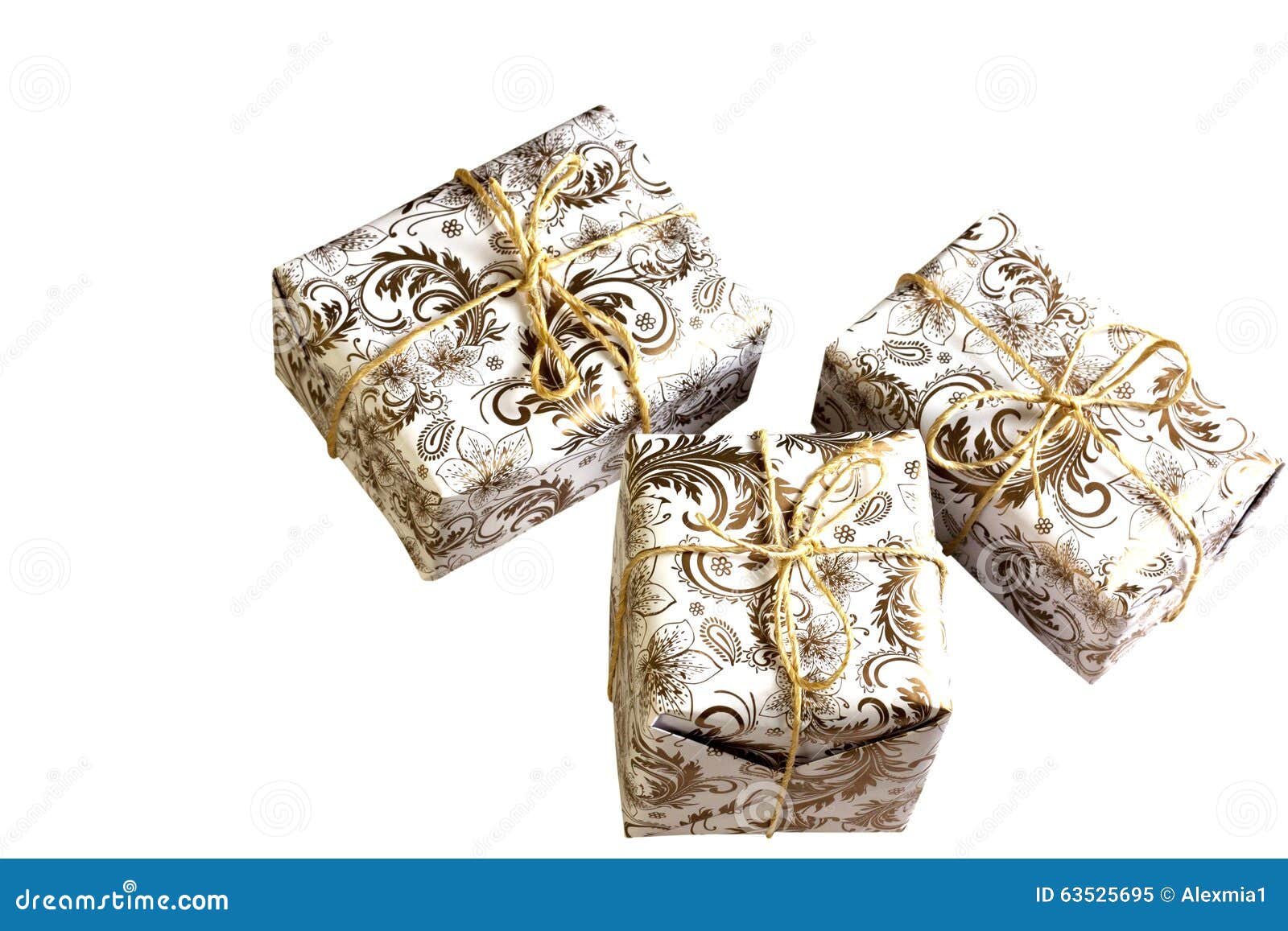 Χρυσά κιβώτια δώρων στο άσπρο υπόβαθρο. Τρία χρυσά κιβώτια δώρων που απομονώνονται στο άσπρο υπόβαθρο