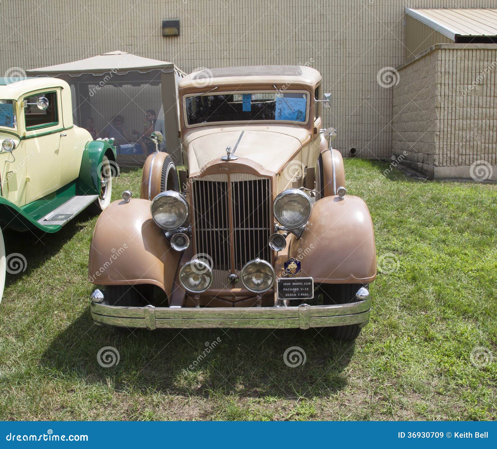 1934 χρυσή μπροστινή άποψη 1108 αυτοκινήτων Packard πρότυπη. IOLA, WI - 13 ΙΟΥΛΊΟΥ:  Το μέτωπο ενός πρότυπου αυτοκινήτου 1108 Packard του 1934 χρυσού στο ετήσιο αυτοκίνητο Iola 41$ος παρουσιάζει στις 13 Ιουλίου 2013 σε Iola, Ουισκόνσιν.