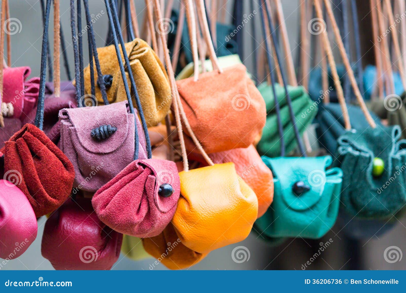 Χρωματισμένα moneybags δέρματος που κρεμούν στις δαντέλλες. Διαφορετικά χρωματισμένα moneybags δέρματος που κρεμούν στις δαντέλλες