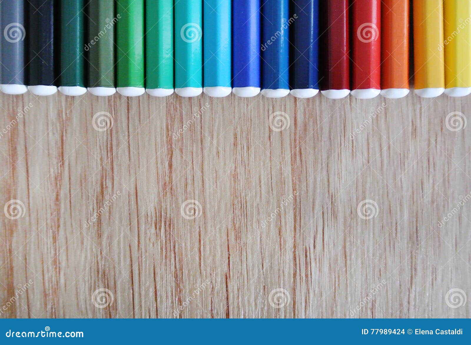 χρωματισμένα μολύβια. Τα χρωματισμένα διαταγμένα μολύβια καθορισμένα