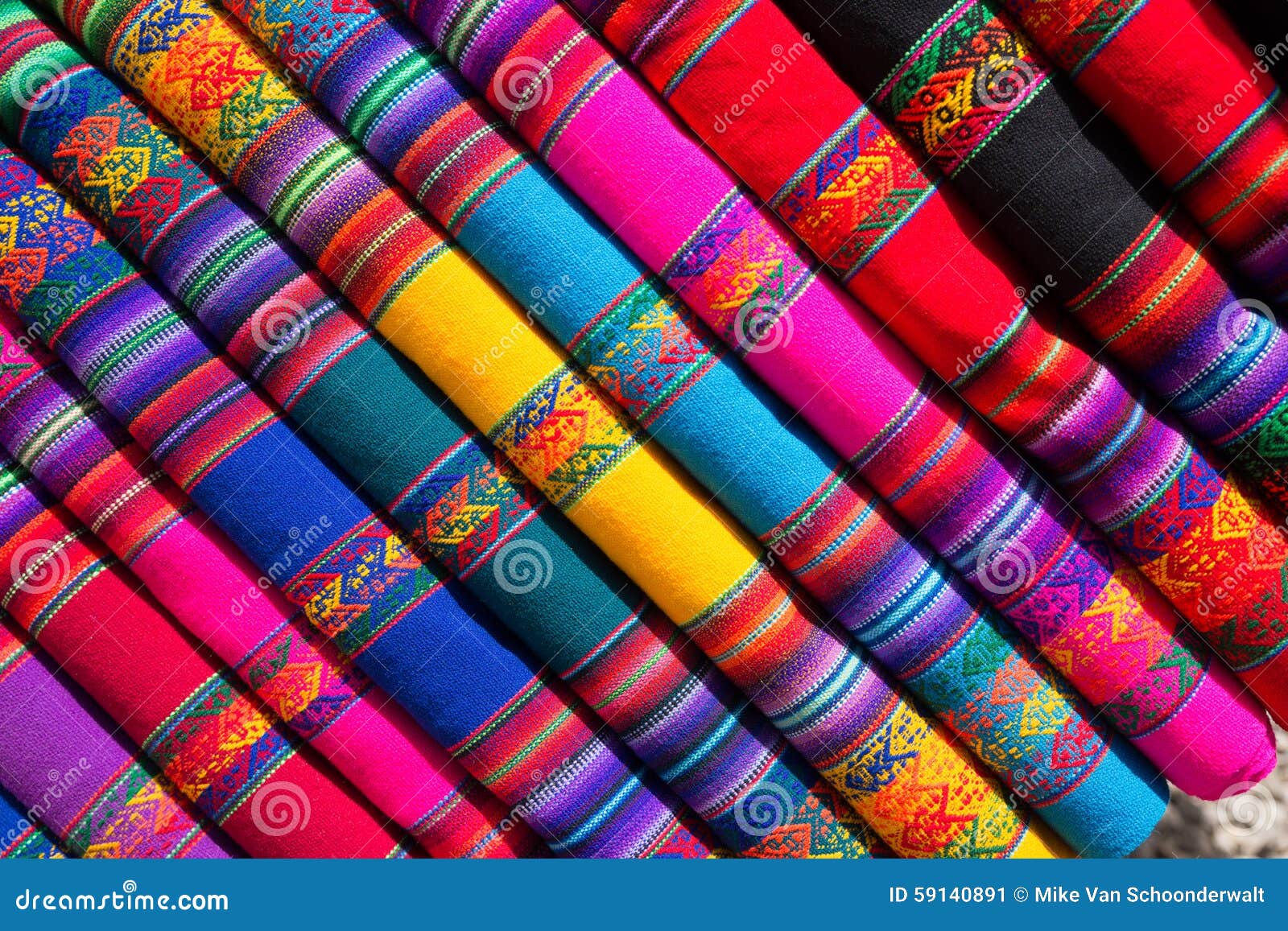 χρωματισμένο ύφασμα. Χρωματισμένο ύφασμα όπως βλέπει σε μια από τις αγορές στο Περού