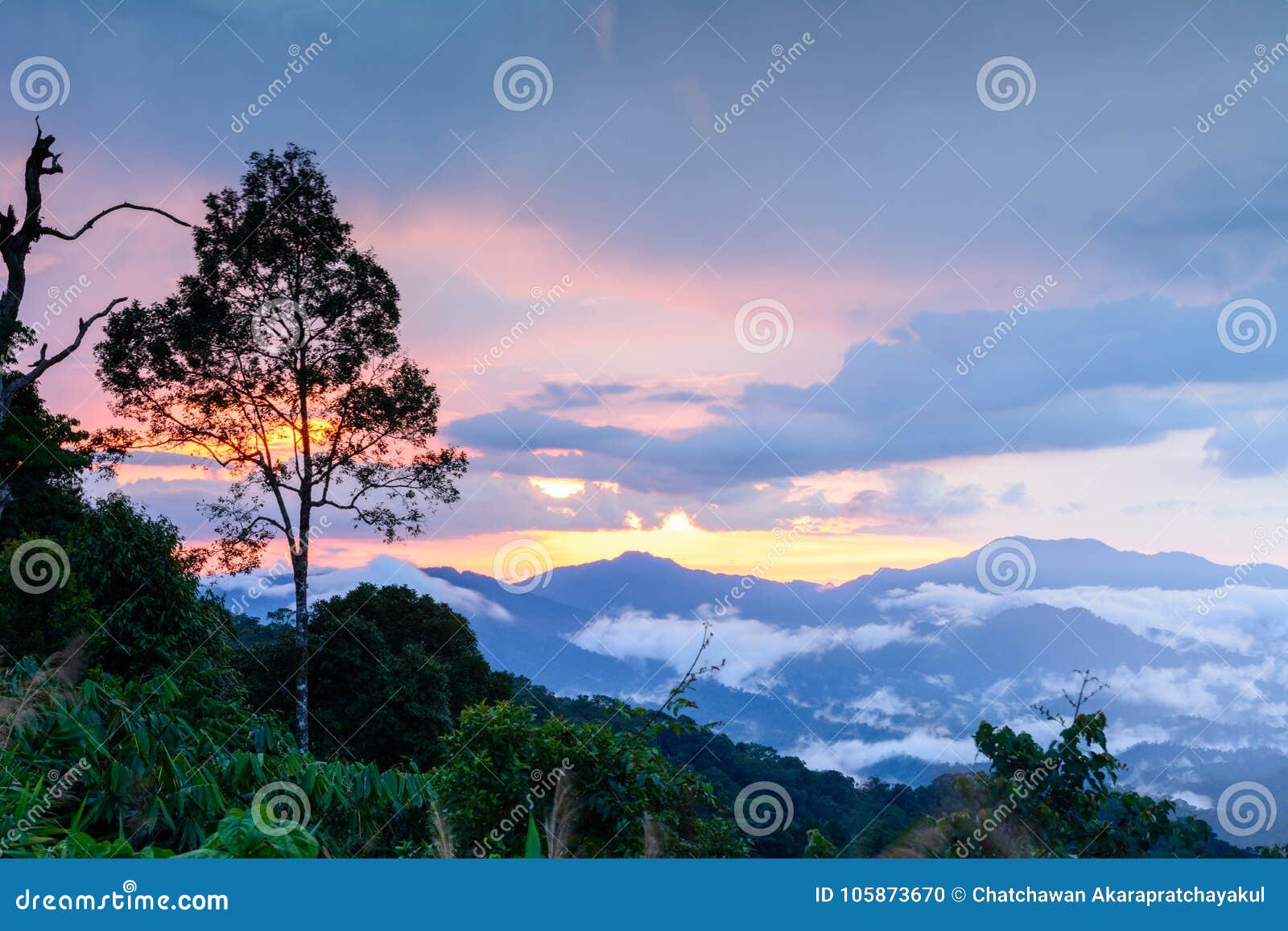 Όμορφη άποψη της φύσης από το βουνό κατά τη διάρκεια του ηλιοβασιλέματος στο Βορρά της Ταϊλάνδης