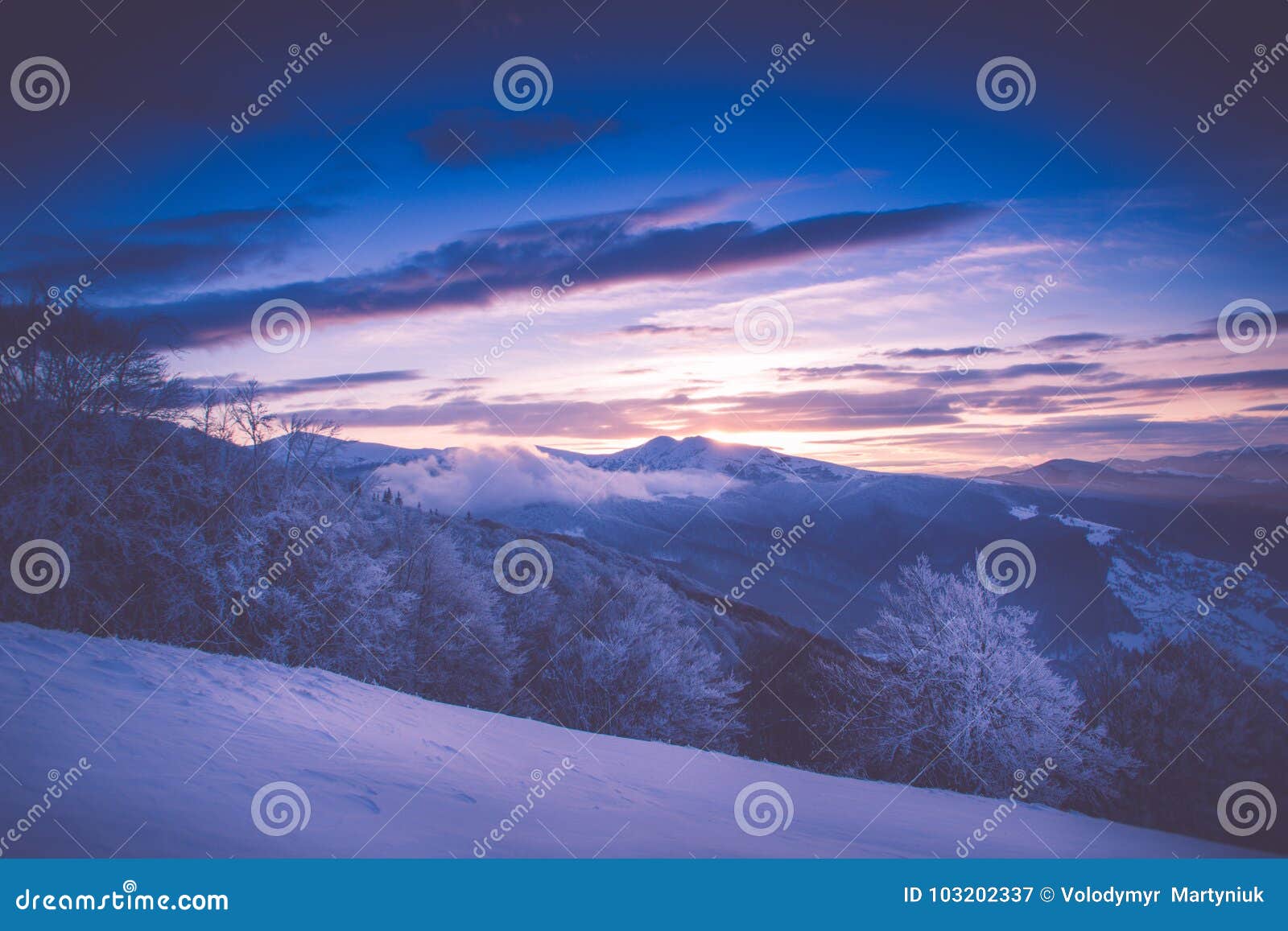 Όμορφη ανατολή στα χειμερινά βουνά Φιλτραρισμένο im. Όμορφη ανατολή στα χειμερινά βουνά Δραματικός νεφελώδης πέρα από τον ουρανό Άποψη των ομιχλωδών λόφων και των δέντρων που καλύπτονται με την πάχνη Φιλτραρισμένη εικόνα: ο σταυρός επεξεργάστηκε την αναδρομική επίδραση