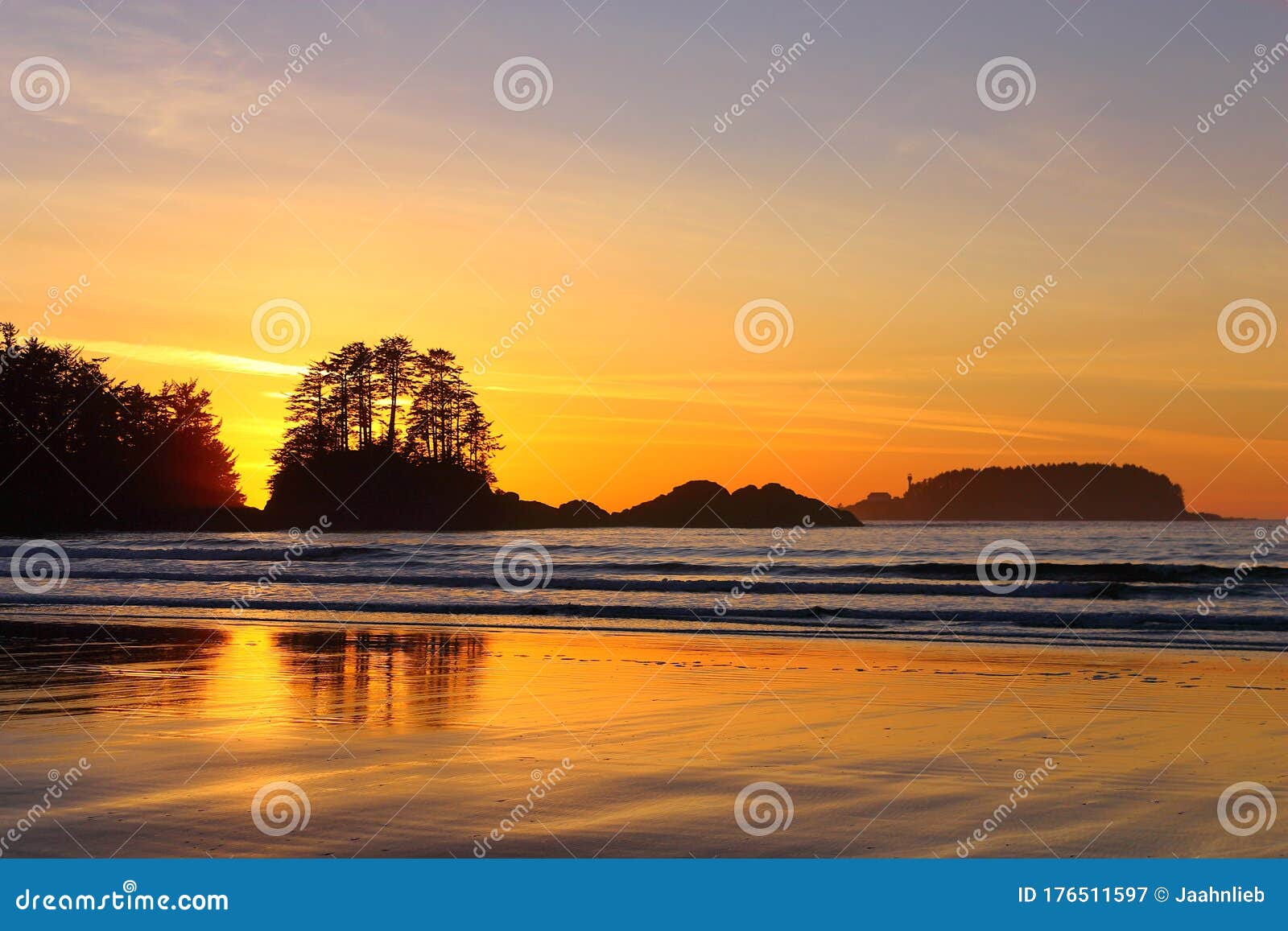 όμορφο ηλιοβασίλεμα του ειρηνικού πίσω από το frank island στην παραλία chesterman μπιτς τοφίνο βανκούβερ νησί british coluia cana