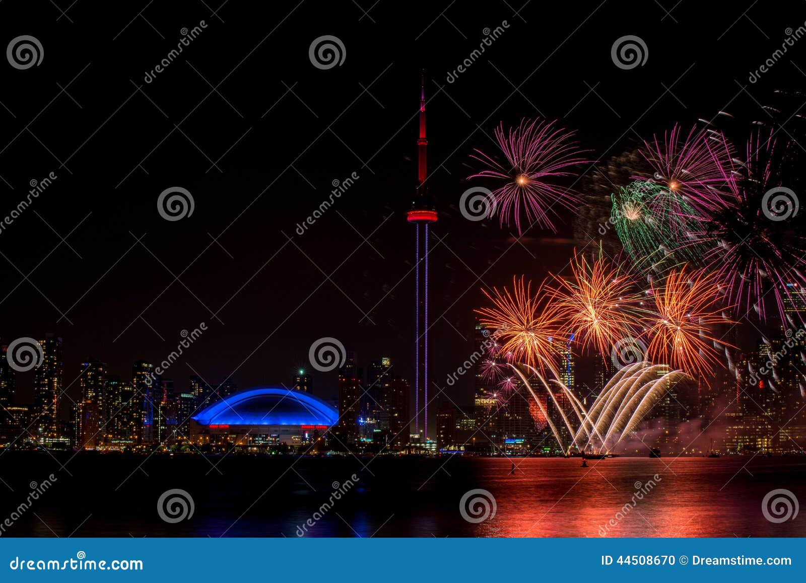 Όμορφο μπλε πυροτέχνημα με τον πύργο Καναδάς ΣΟ