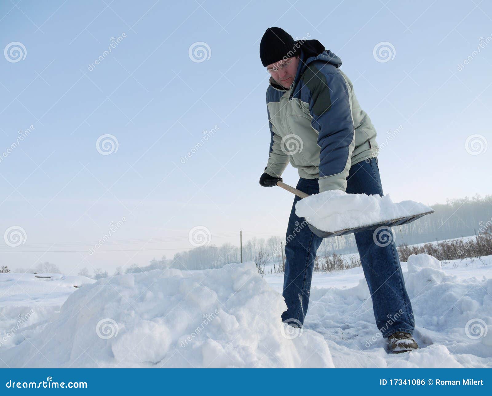 όργωμα. χιονοθύελλα που καθαρίζει το βαρύ χιόνι φτυαριών μονοπατιών ατόμων