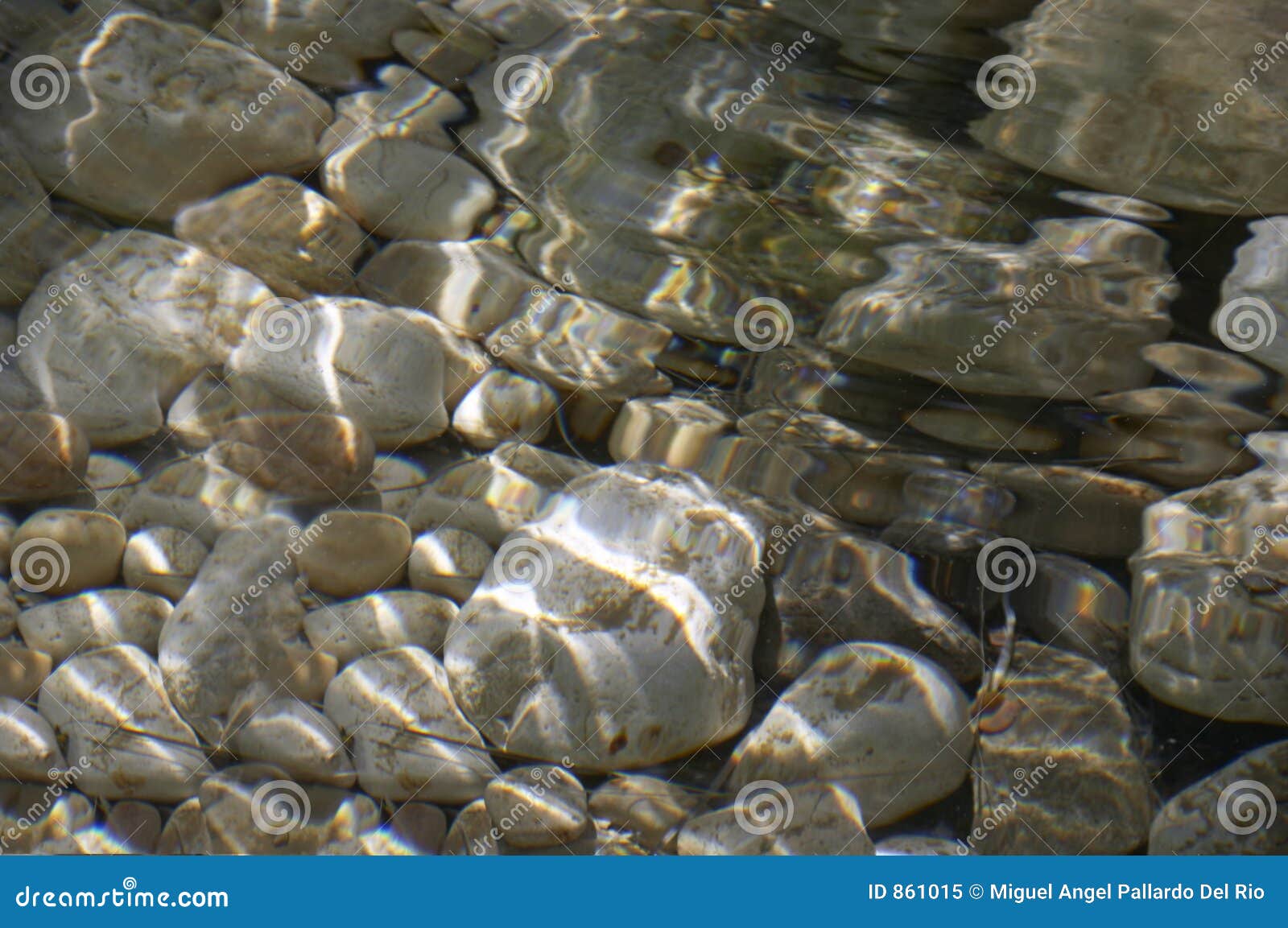 ύδωρ πετρών. πέτρες κάτω από το ύδωρ