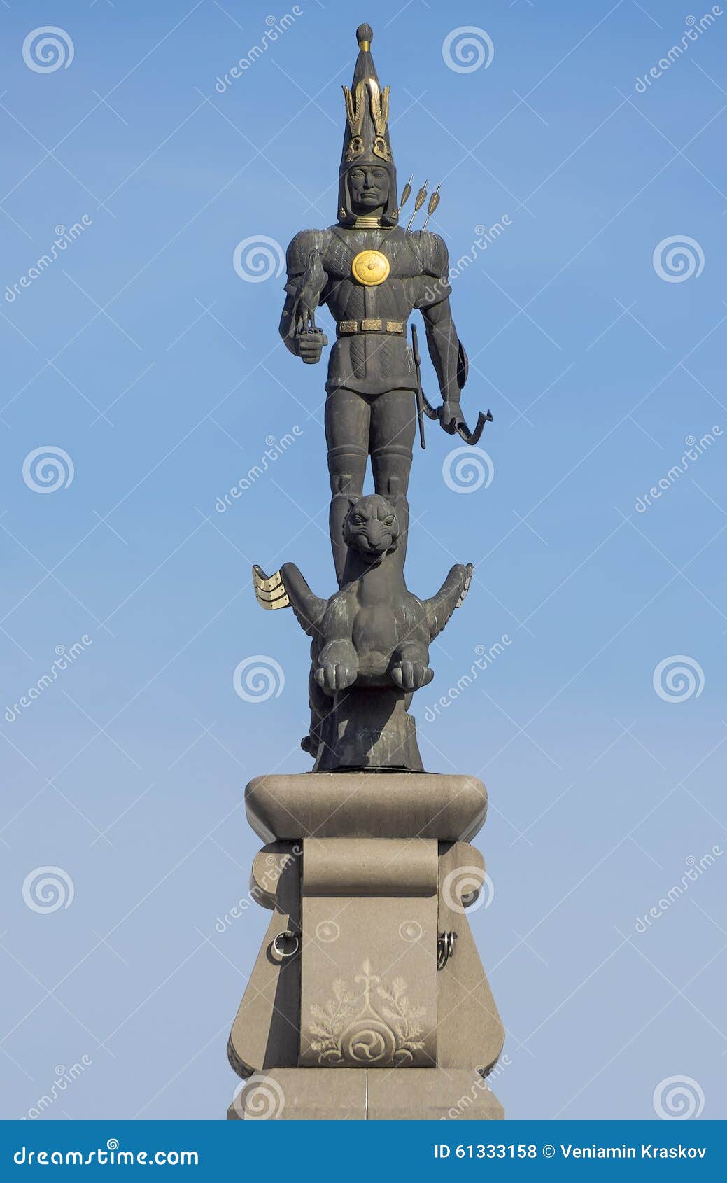 Монумент золотой человек Алматы