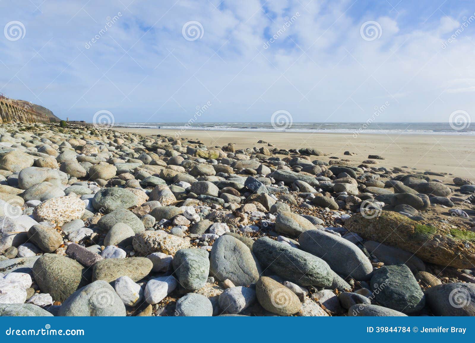 Альбомный формат широкоформатное Pebble Beach и голубое небо в Folkestone, Кенте, Англии