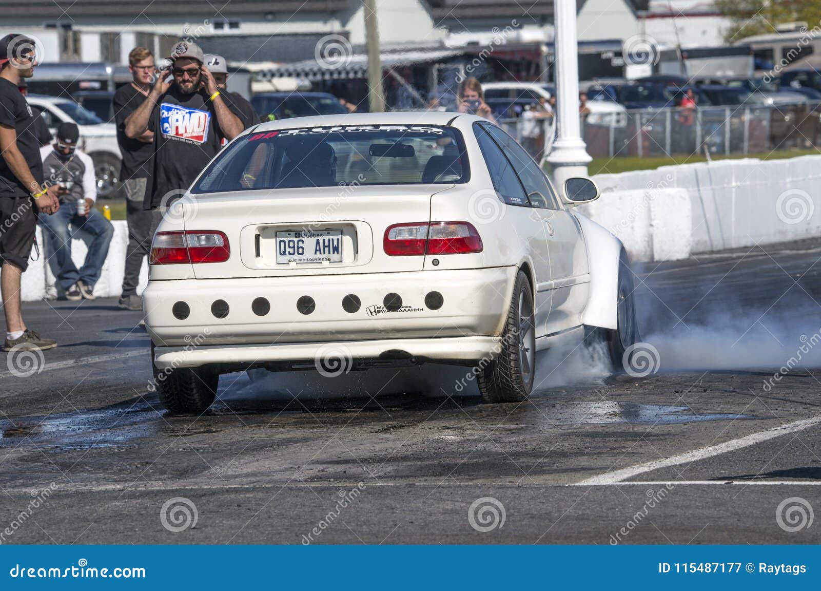 Автомобиль Honda делая прогар на следе. Путешествие Napierville dragway супер, июнь 2017