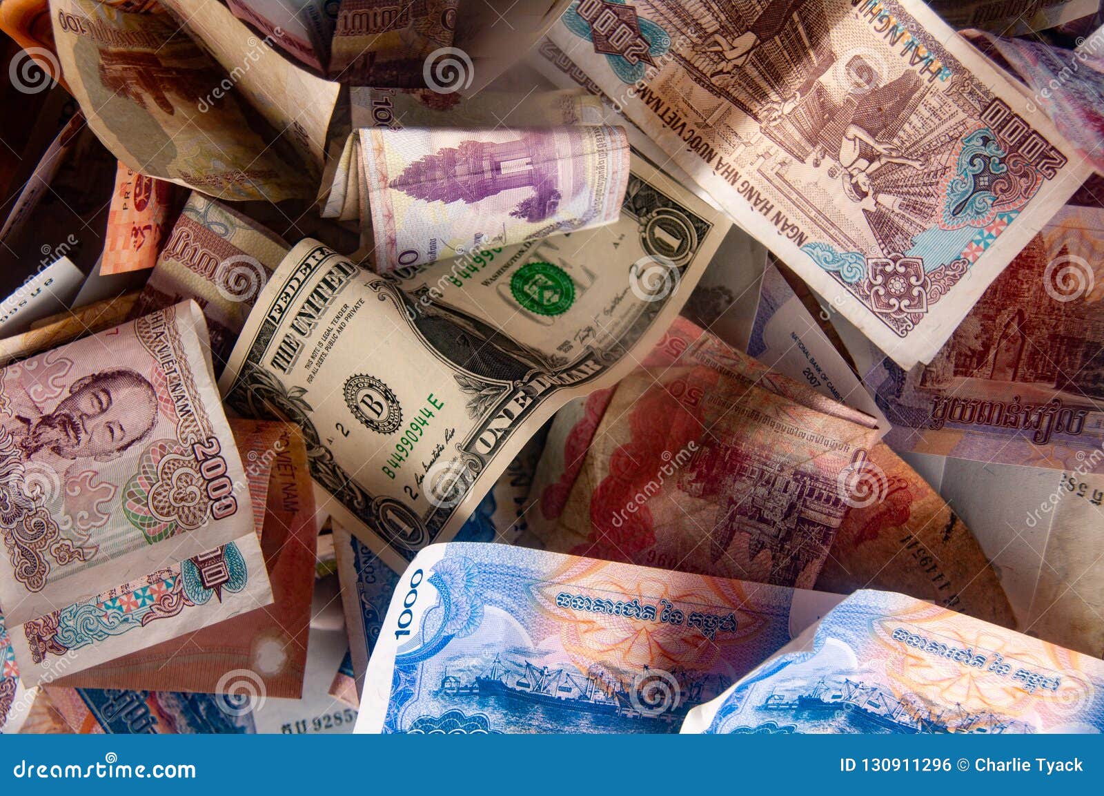 Азиатская валюта - камбоджийский riel, въетнамский Дун и примечания доллара США. Валюта камбоджийских, въетнамских и США - Дун, riel и доллар - международная торговая операция