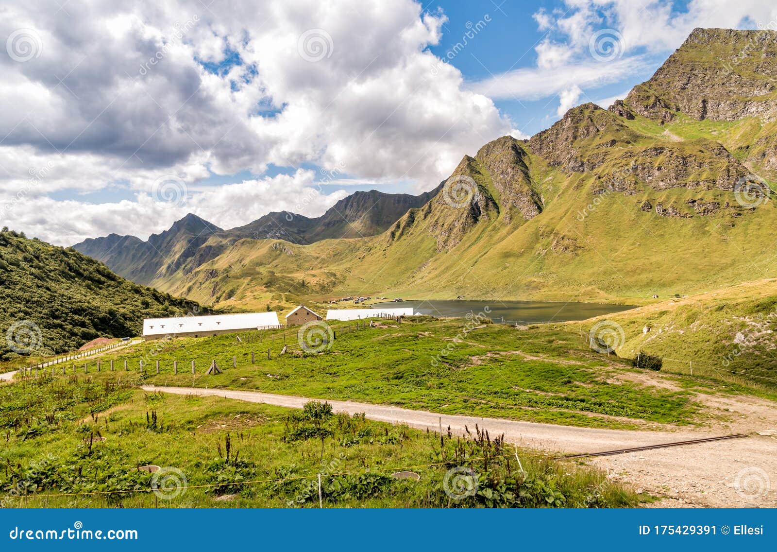 Альпийский пейзаж долины Пиора с озером Кадагно, Швейцария Стоковое ...