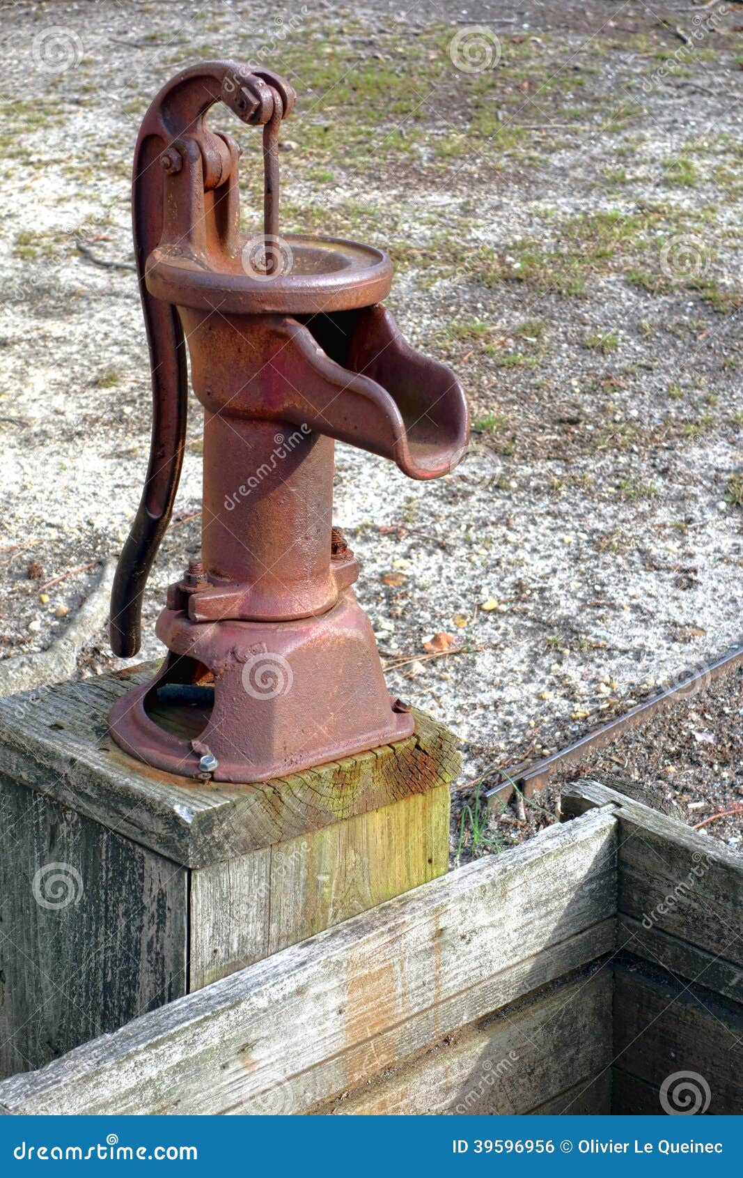 Античная ручная водяная помпа над старым моча ринвом Стоковое Фото .