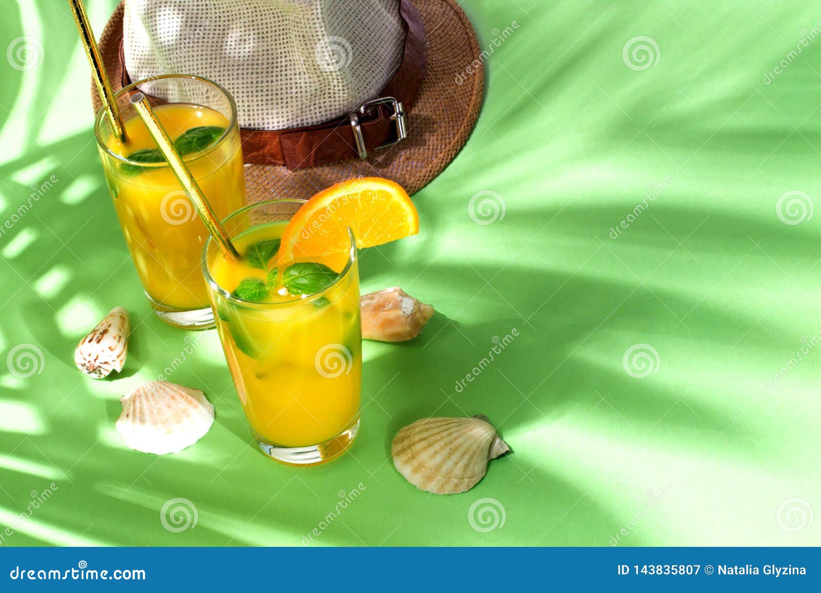 Апельсиновый сок с листьями ладони на зеленом цвете Стоковое ...