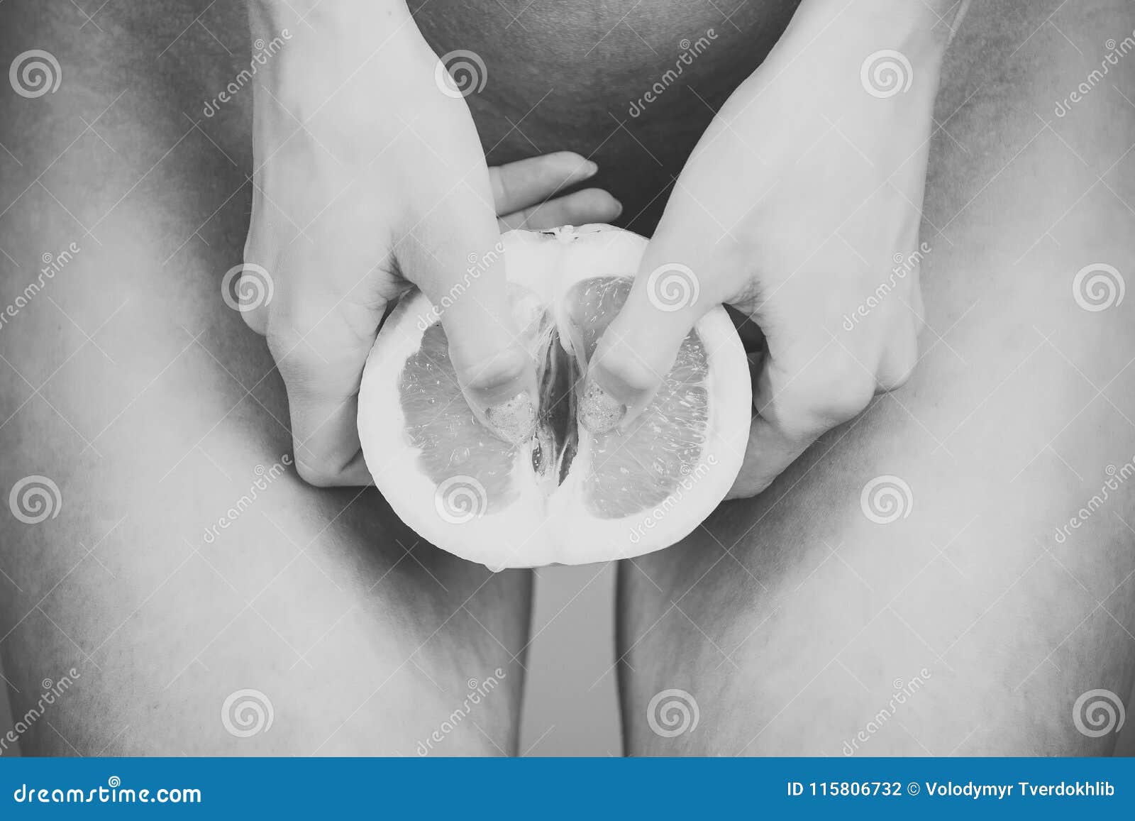 Девушка мастурбирует клитор руками фото
