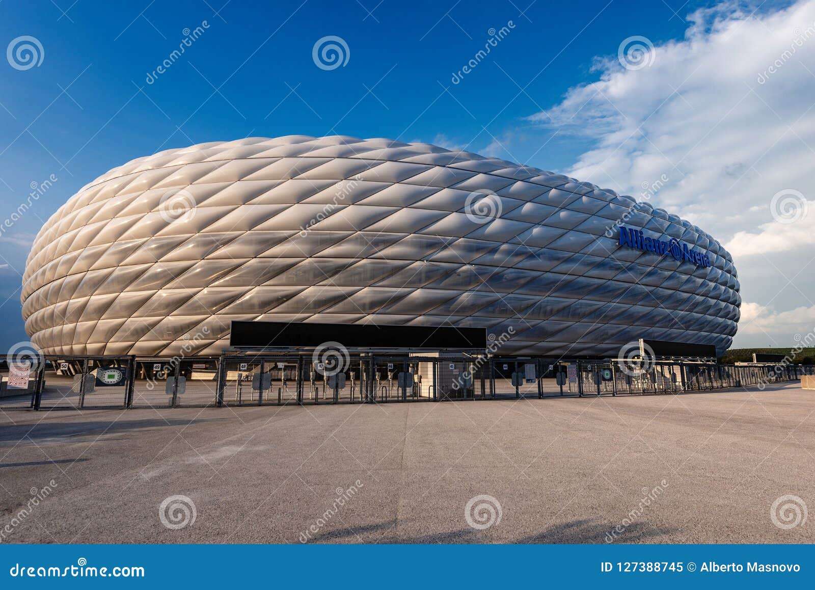 Футбольный стадион байерн мюнхен фото