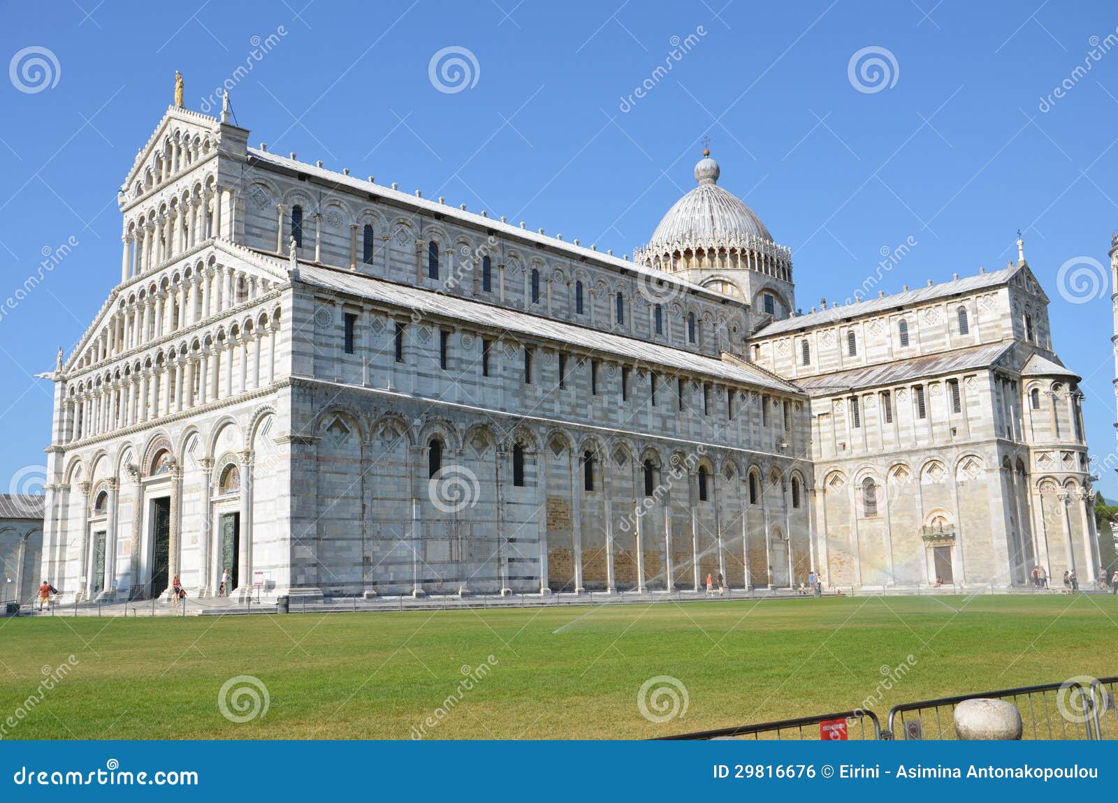 Памятники Пизы - Duomo (собор). Аркада del Duomo (квадрат собора) в Пизе, Тоскане, Италии, узнанном как один из главным образом центров для средневекового искусства в мире. Оно преобладан 4 большими вероисповедными строениями: Duomo (собор), колокольня (соборы освобождают стоящую башню колокола), Baptistry и Camposanto.It в противном случае как dei Miracoli аркады (квадрат чудес), включая известную полагаясь башню Пизы в Тоскане - Италии. Здесь мы видим Duomo (собор).