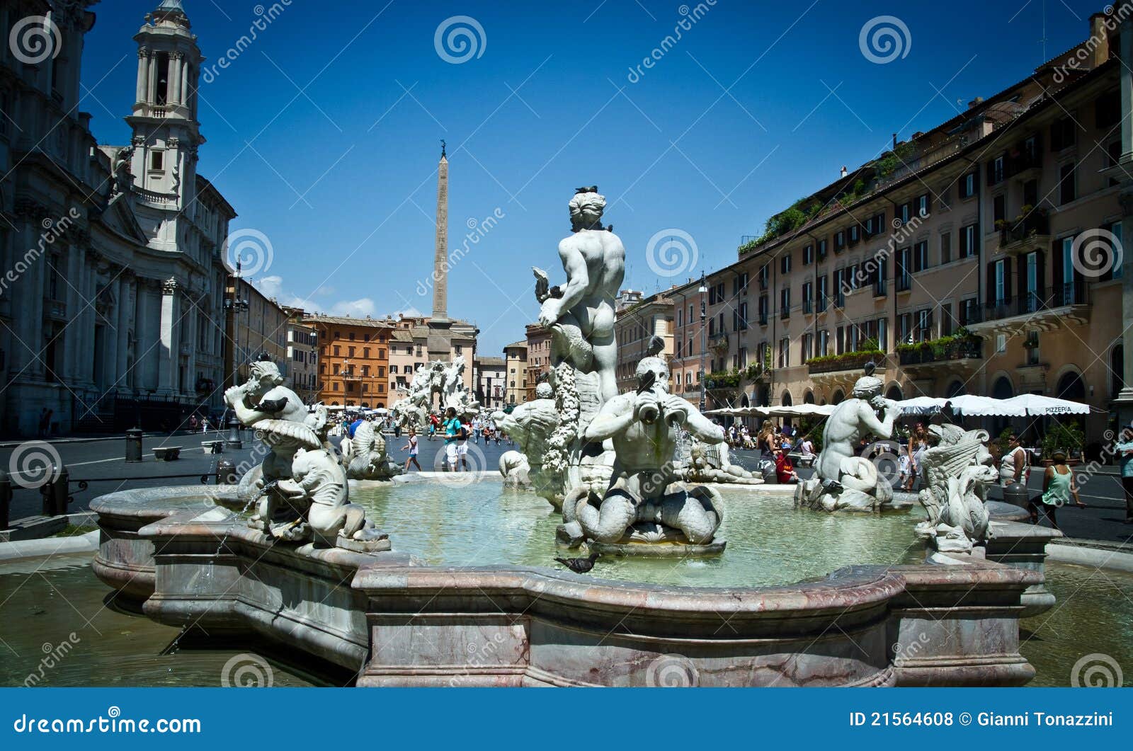 аркада navona. известный квадрат rome аркады navona Италии фонтана