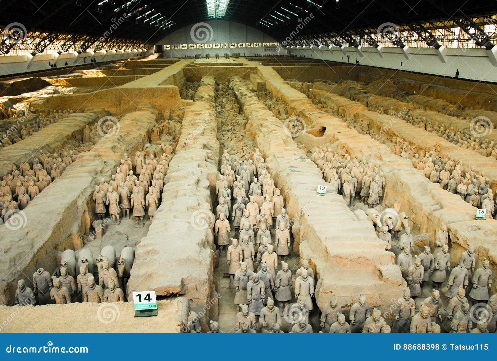Армия терракоты в мавзолее первого императора Qin в Xian, Китае X ` ian столица старого Китая