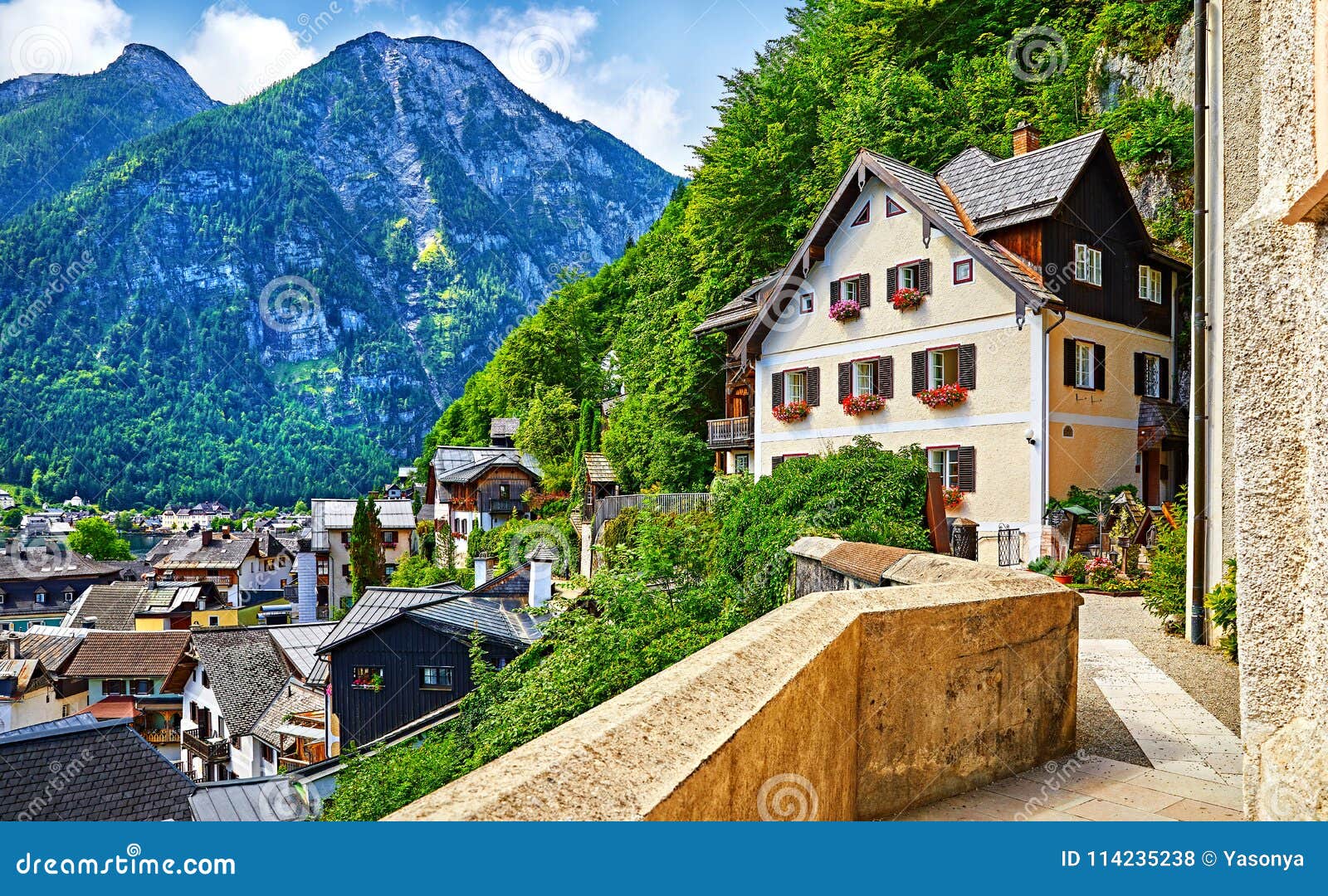 Купить дом в австрии хальштатт зарплата германия