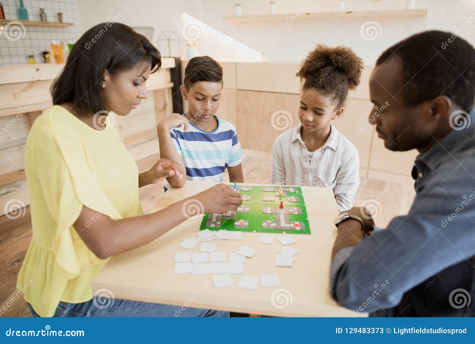 Familia jugando monopoly sale