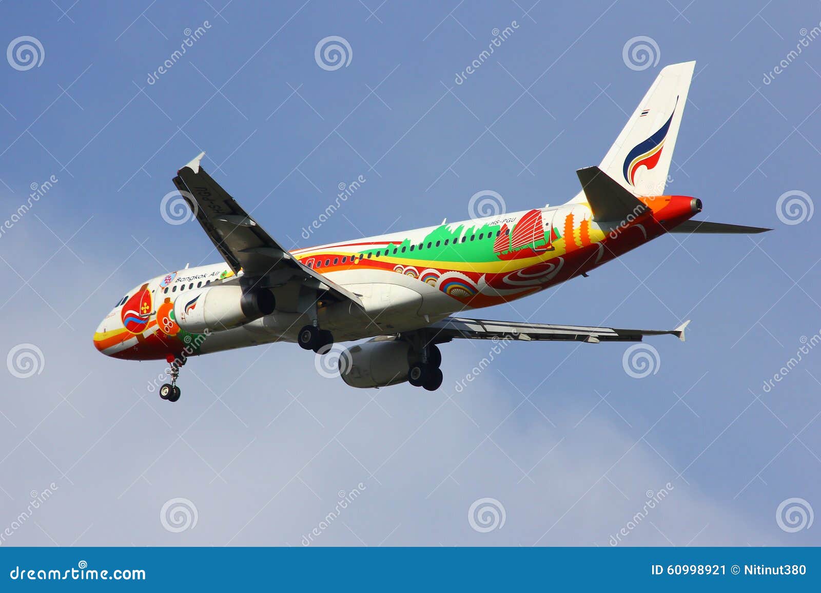 CHIANGMAI, ТАИЛАНД - 24-ОЕ СЕНТЯБРЯ 2014: Аэробус A320-200 HS-PGU Bangkokairway приземляющся к авиапорту Chiangmai от Бангкока Suvarnabhumi, Таиланд