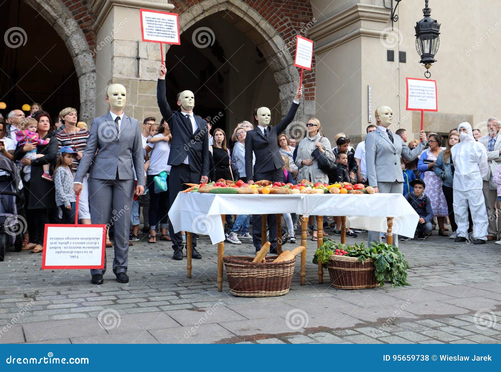 30-ая улица - международный фестиваль уличных театров в Cracow, Польше Одиссея к новому â€ берегов «парад улицы