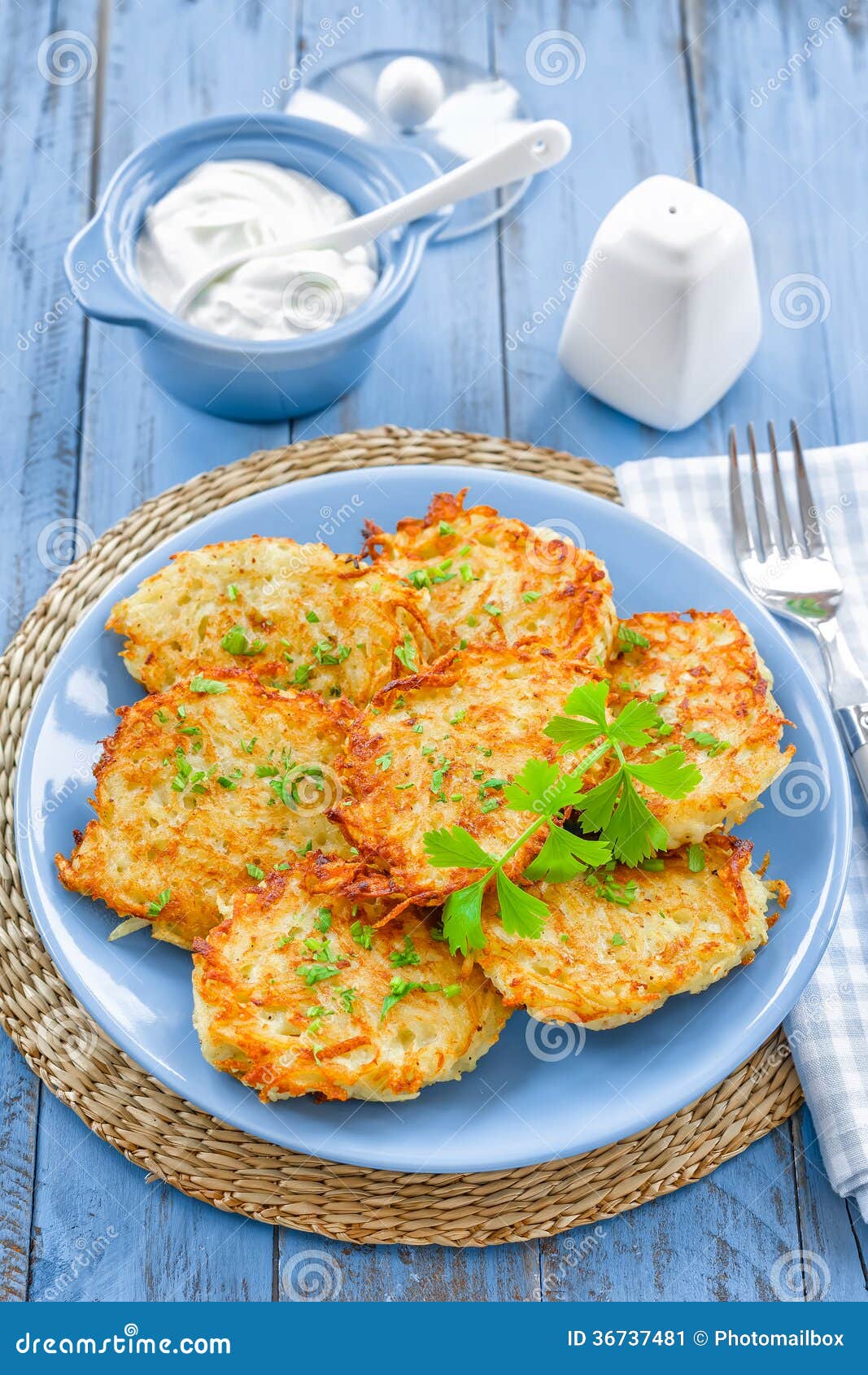 Драники с икрой и сметаной