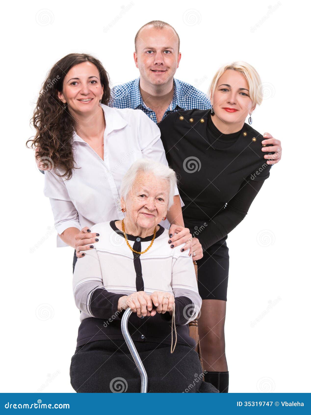 Бабушка с внуками на белой предпосылке