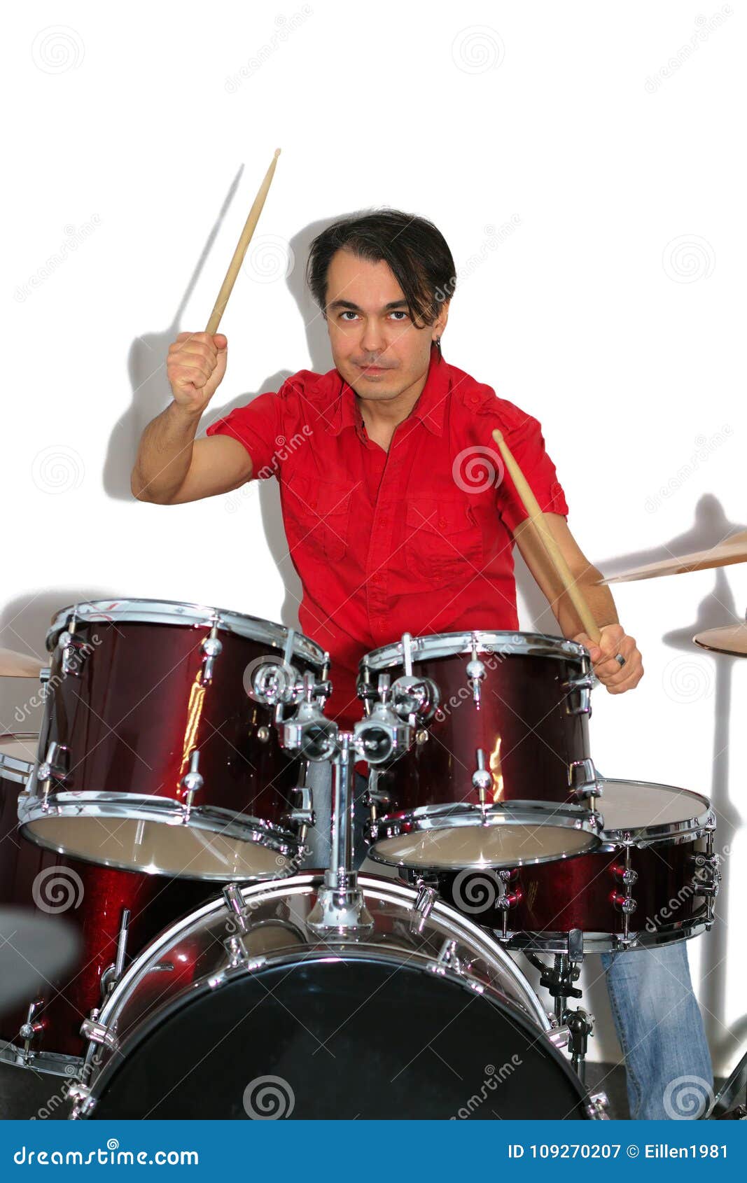 Барабанщик в красной рубашке играя барабанчики изолированные на белом ...