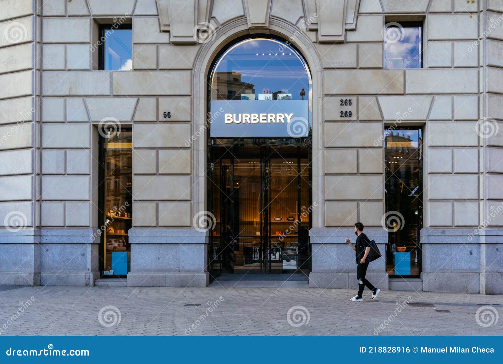 11 2021. Burberry 218828916