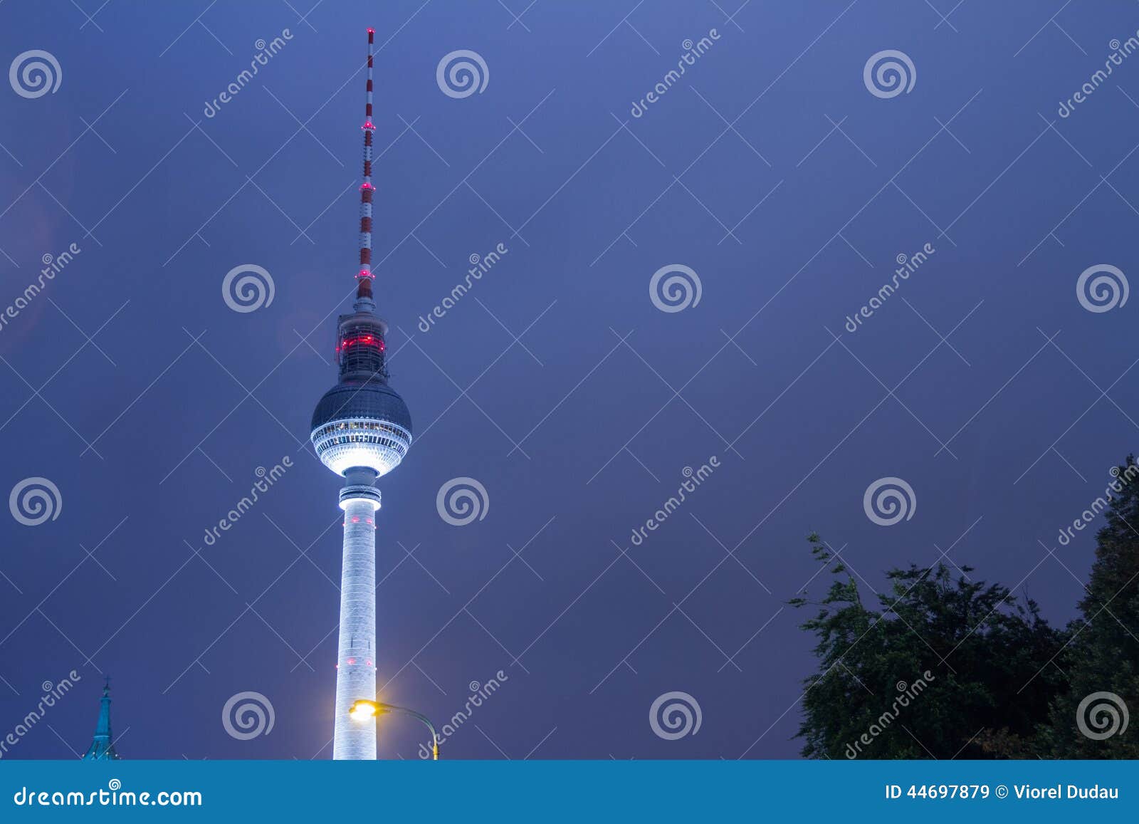 Башня Берлина TV. Сцена ночи башни ТВ Берлина с голубым небом