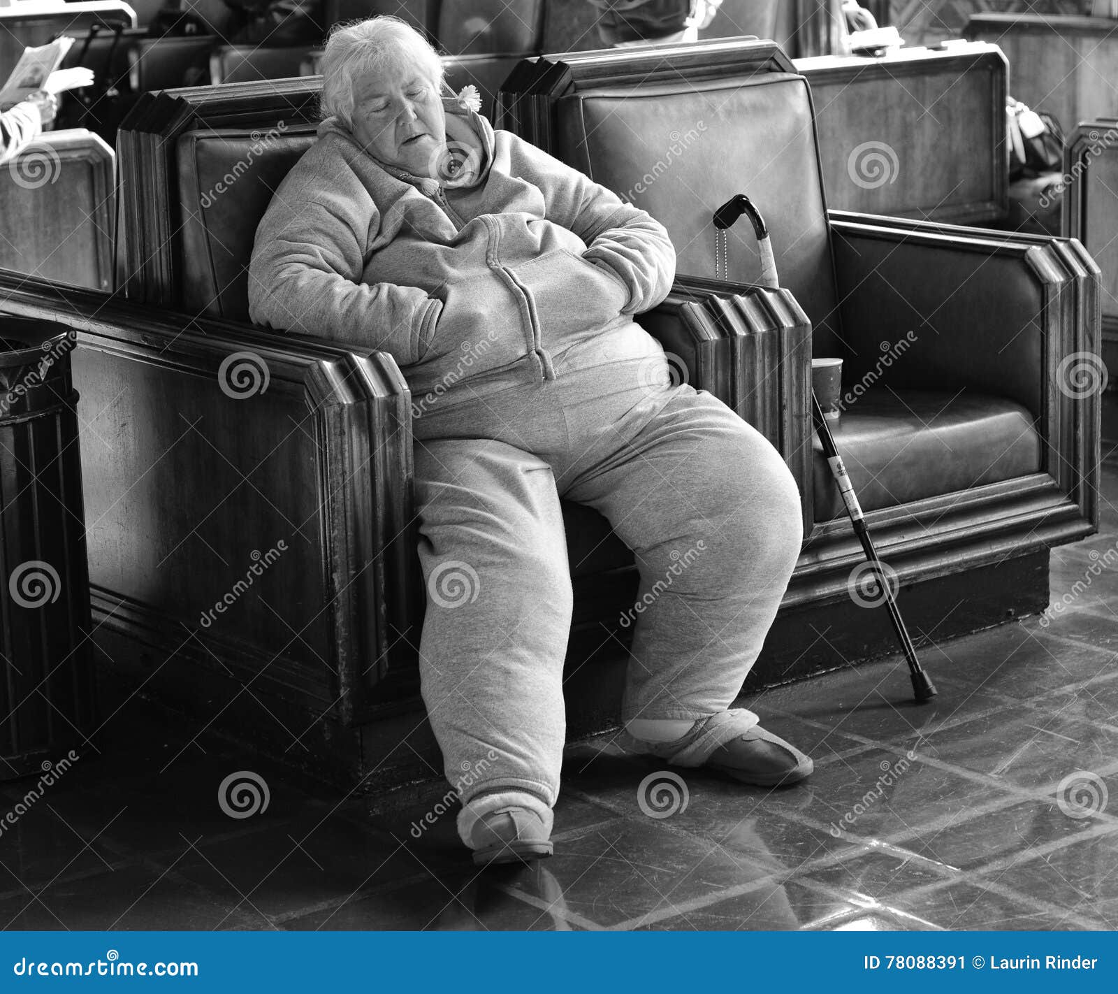 Бездомная старуха уснувшая на вокзале Редакционное Фото - изображение ...