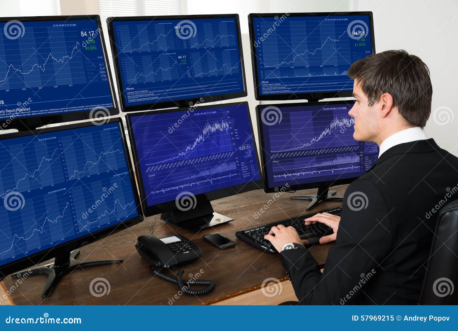 Бизнесмен работая с диаграммами на компьютерах Стоковое Изображение ...