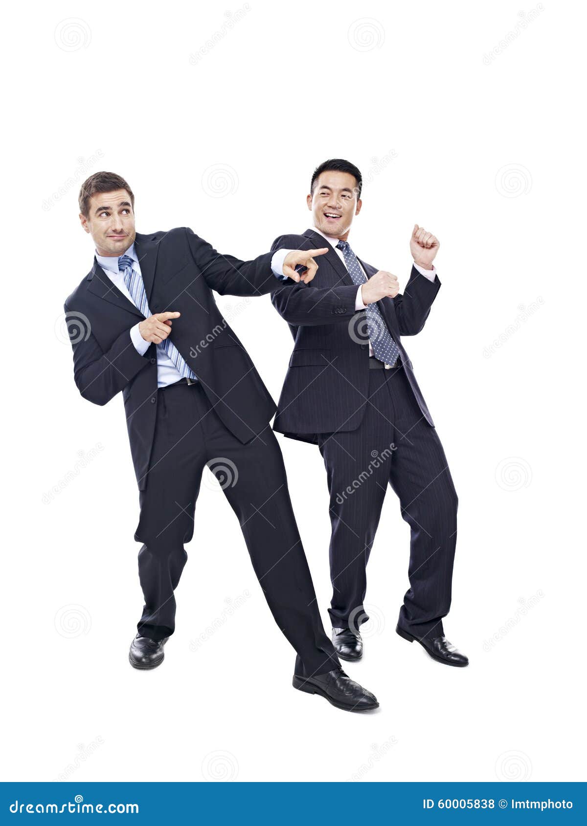Бизнесмены танцевать. 2 счастливых бизнесмена танцевать, изолированный на белой предпосылке